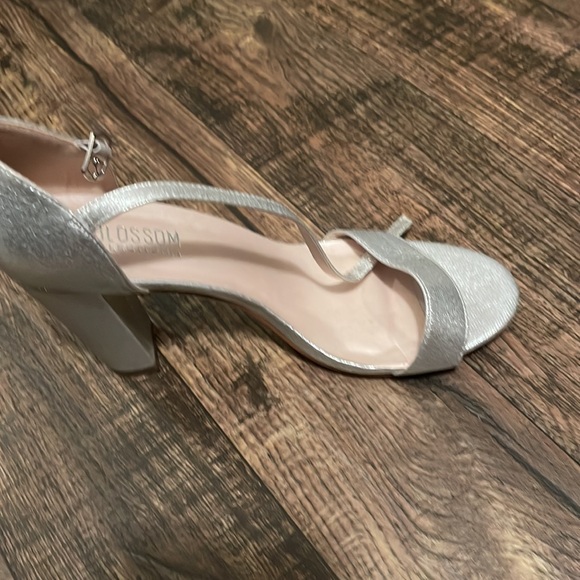 Silver heels - Picture 2 of 4